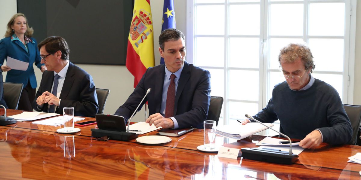 Pedro Sánchez, Salvador Illa y Fernando Simón, en una reunión sobre el coronavirus. FOTO: MONCLOA