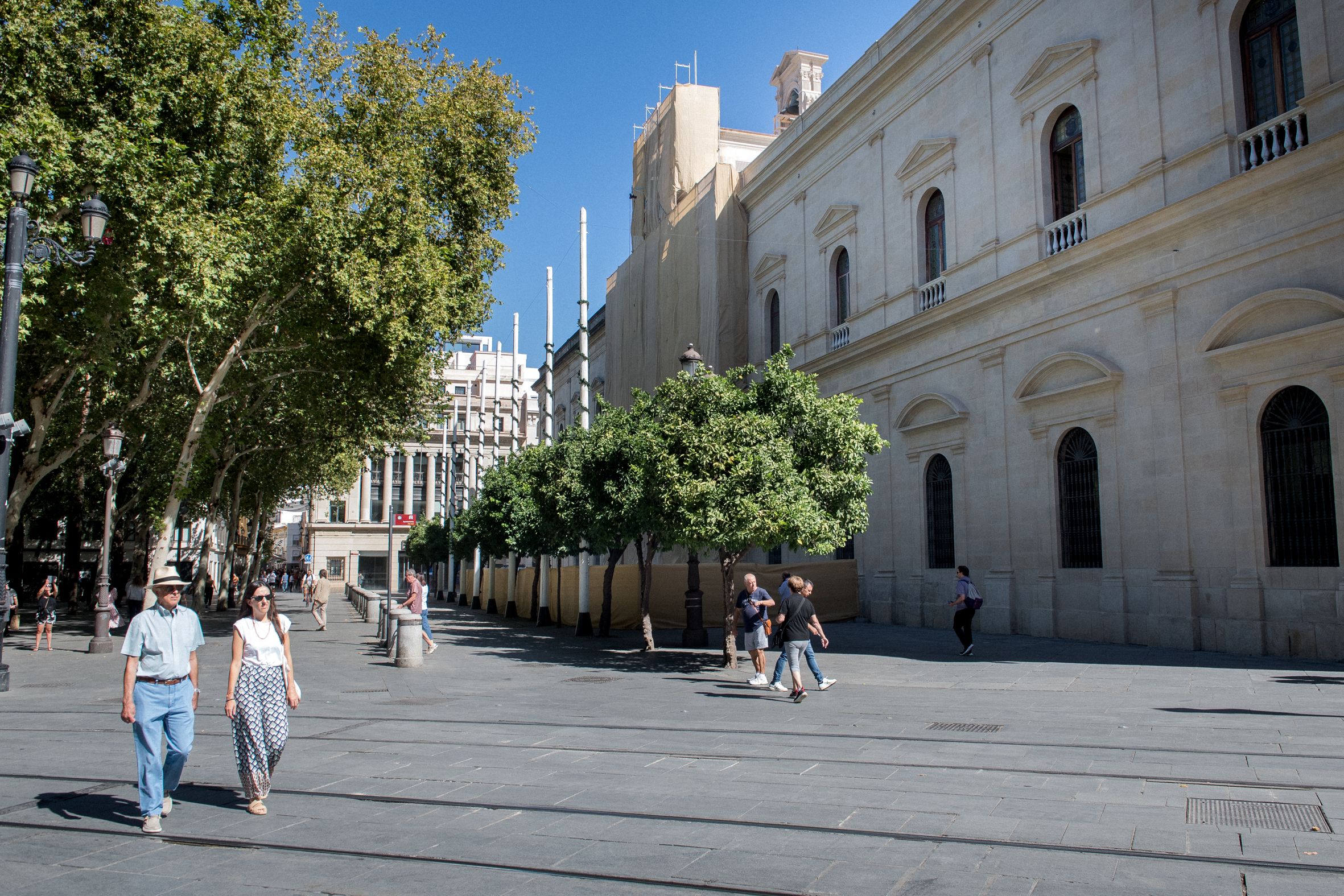 La fachada del Ayuntamiento de Sevilla hacia la Plaza Nueva, que también está actualmente en obras.