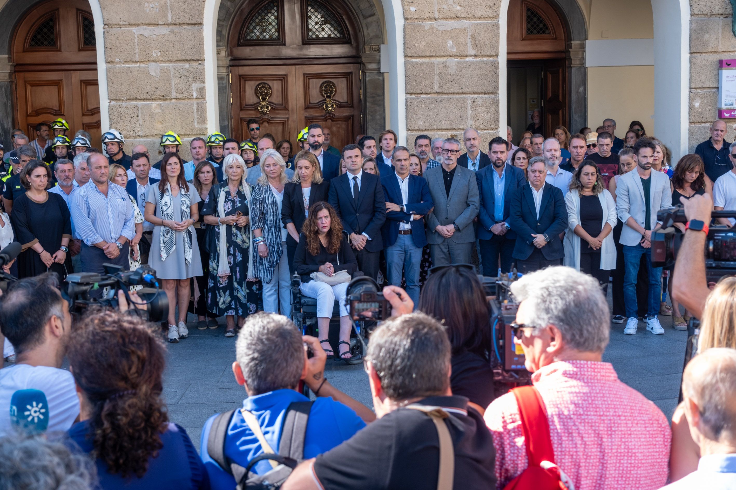 Los cinco minutos de silencio frente al Ayuntamiento de Cádiz por las víctimas del accidente de autobús.