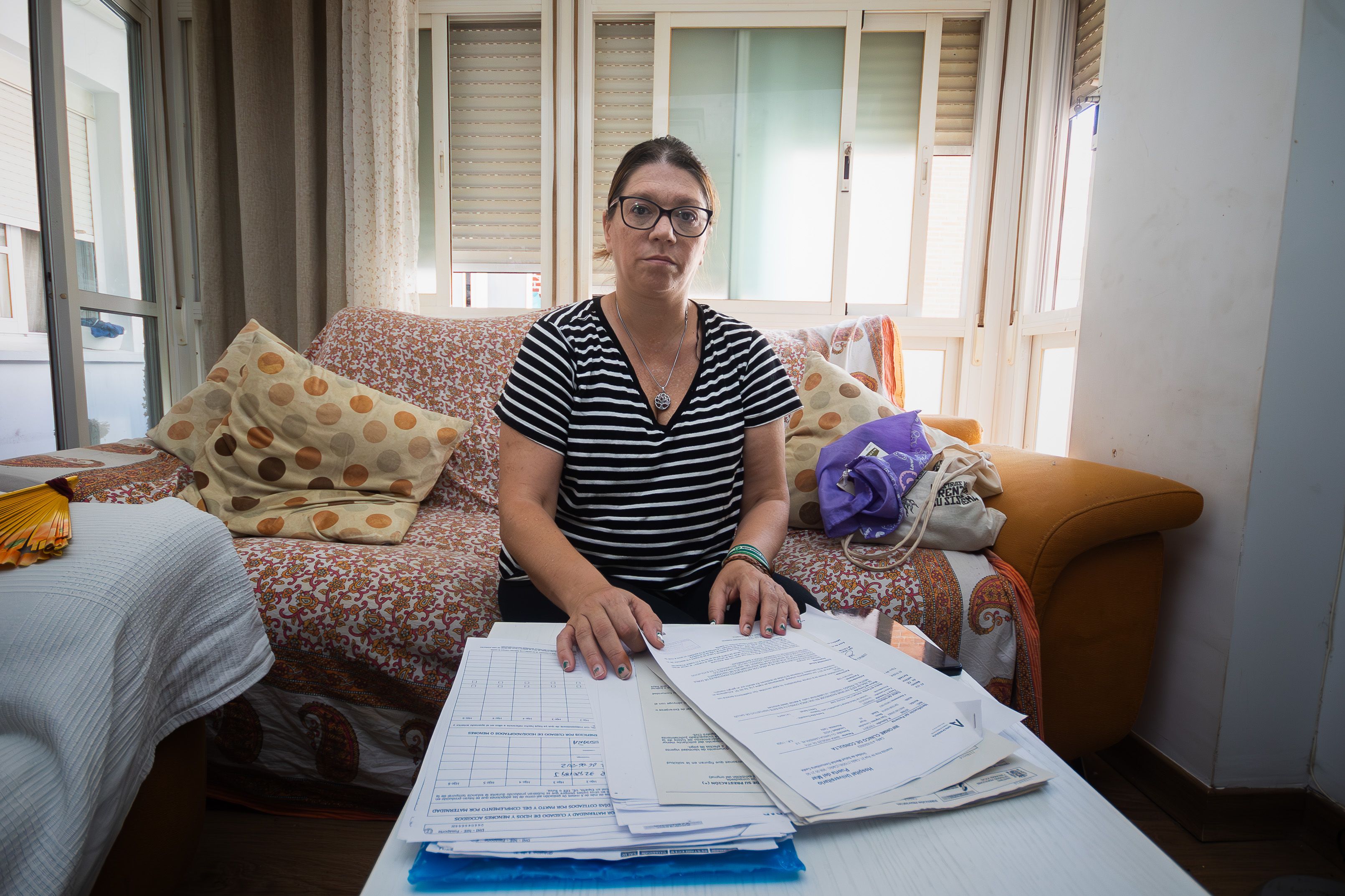 Marian Gil Hita, en el salón de su casa, con la documentación que acreditan su incapacidad parcial tras superar un cáncer de mama.