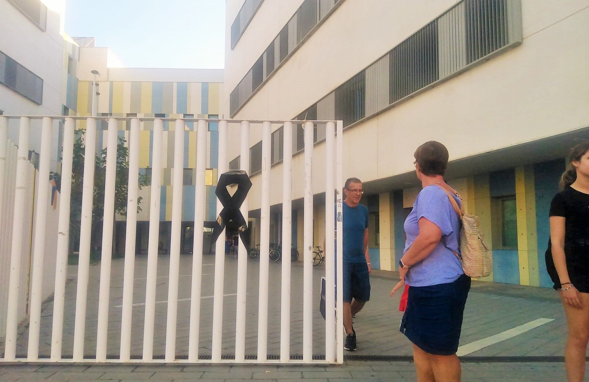 Un crespón negro recuerda a los dos alumnos de la Casa de las Artes fallecidos en el accidente.
