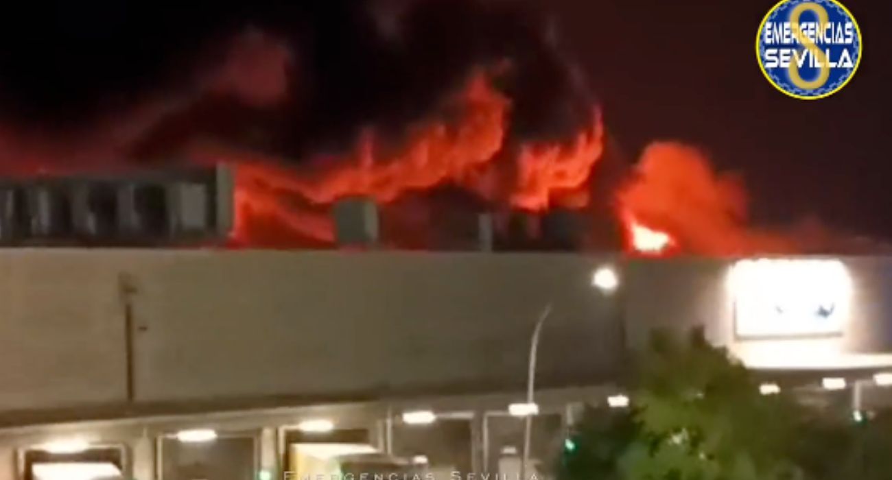 Imagen del aparatoso incendio en Dos Hermanas.