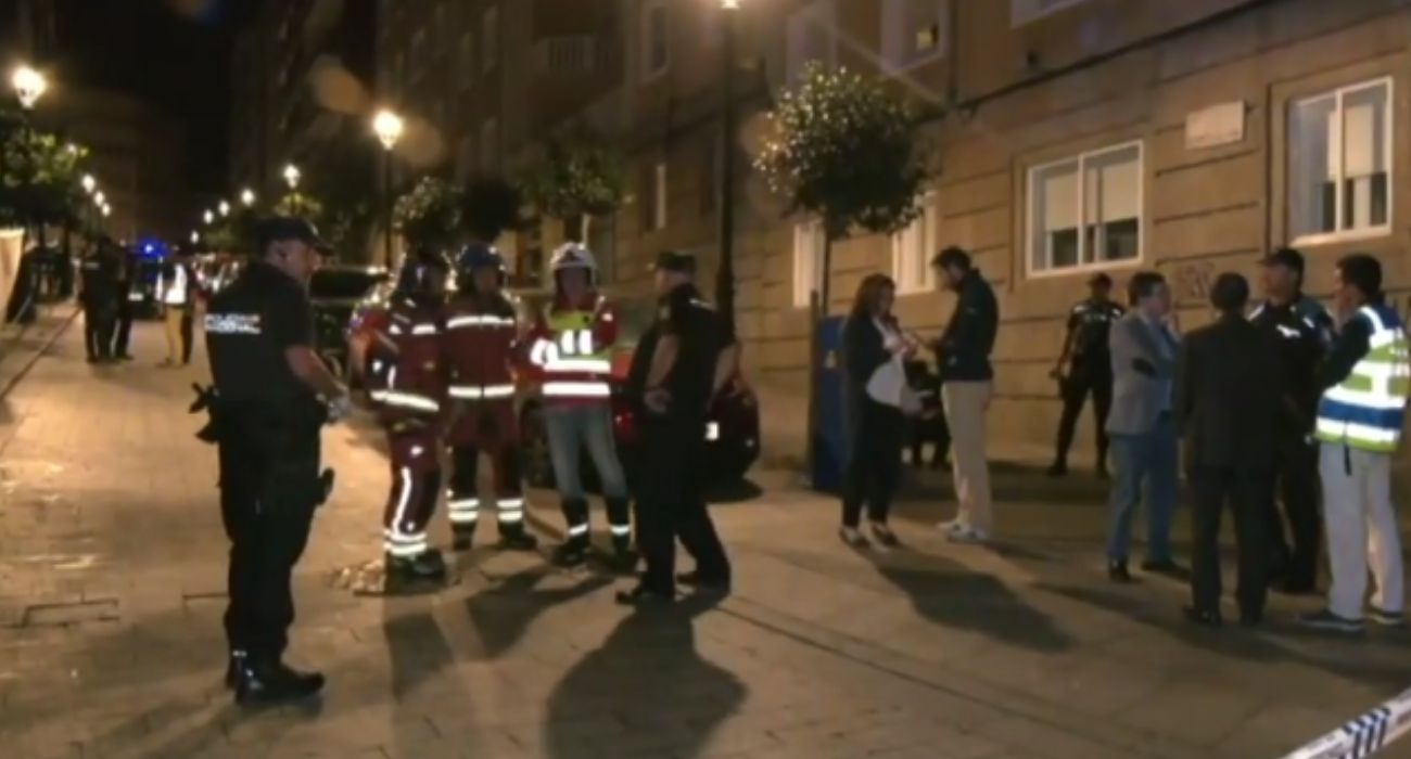 Bomberos y agentes de la Policía Nacional, en la zona donde ha tenido lugar el incendio.
