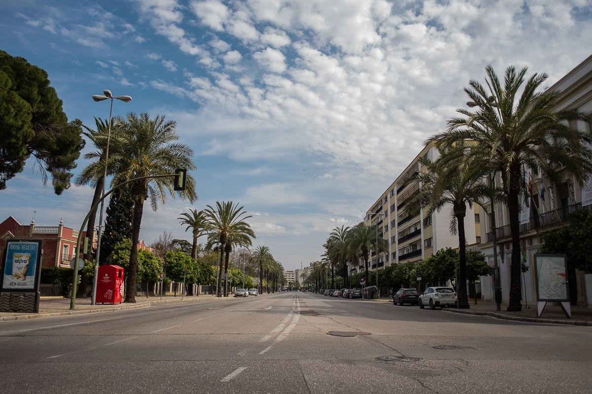 La Avenida Álvaro Domecq de Jerez, vacía durante el estado de alarma. FOTO: MANU GARCÍA