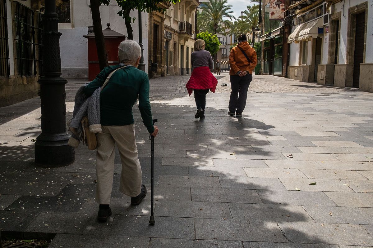 Unas personas, paseando por calle Consistorio, en Jerez, durante el estado de alarma. FOTO: MANU GARCÍA
