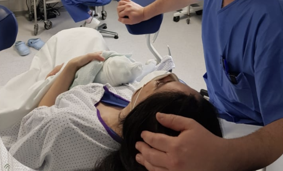 Piel con piel en cesáreas: recogida masiva de firmas para el Virgen del Rocío y el Puerta del Mar. Imagen de un recién nacido y su madre en el Hospital Macarena de Sevilla.