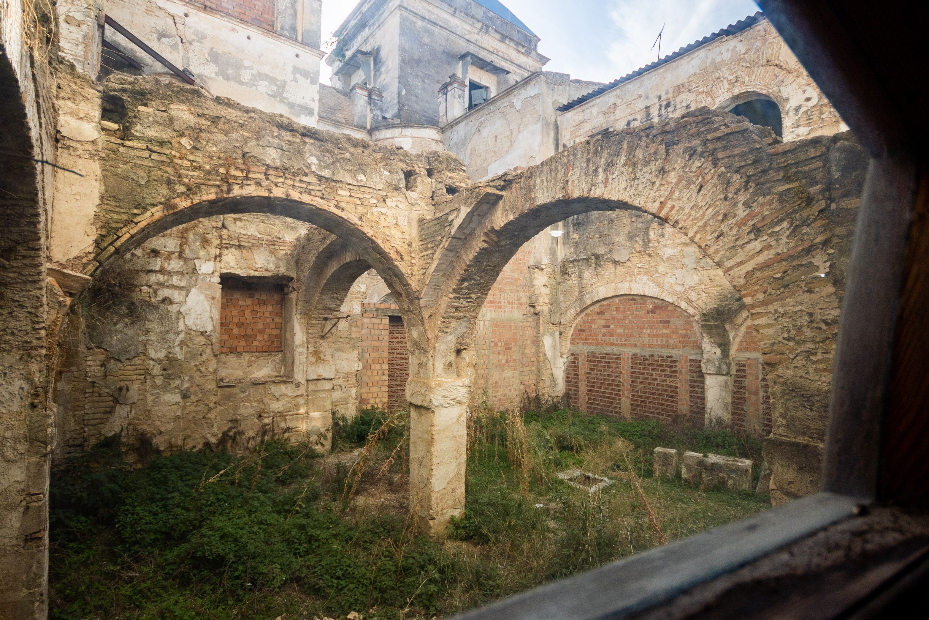 Interior de parte del Palacio de Villapanés, en San Miguel, pendiente de rehabilitación desde hace décadas. 