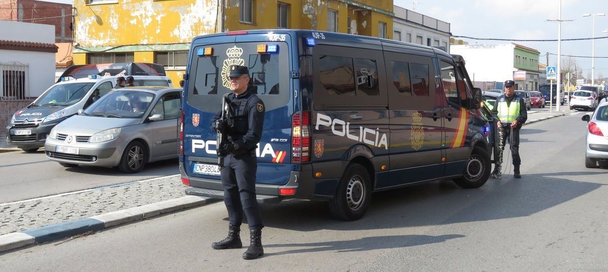 Vigilancia intensiva en España por riesgo de atentados. En la imagen, un control del Cuerpo Nacional de Policía.