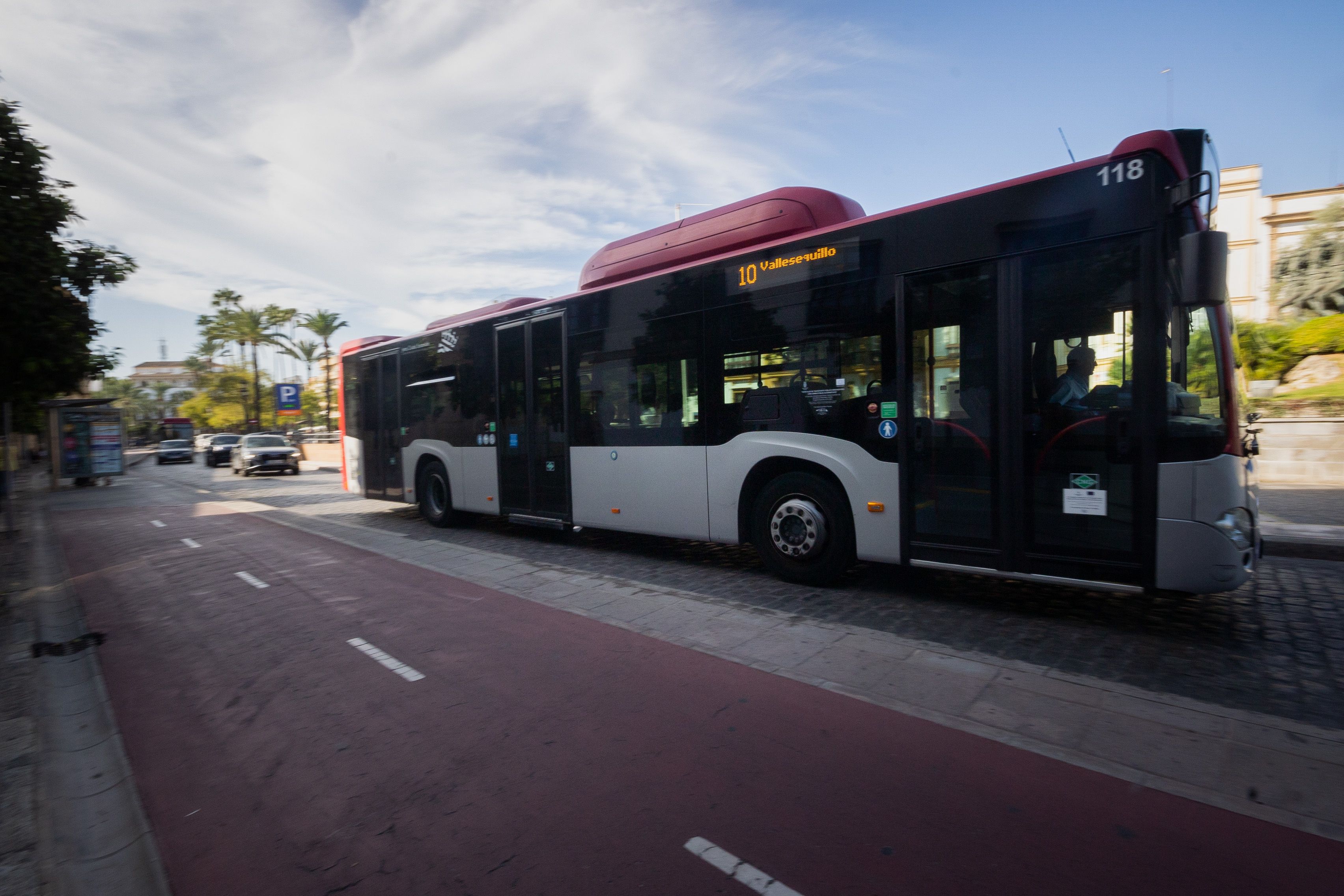 Un autobús de la línea 10 en Jerez, circulando en días pasados por el Mamelón.