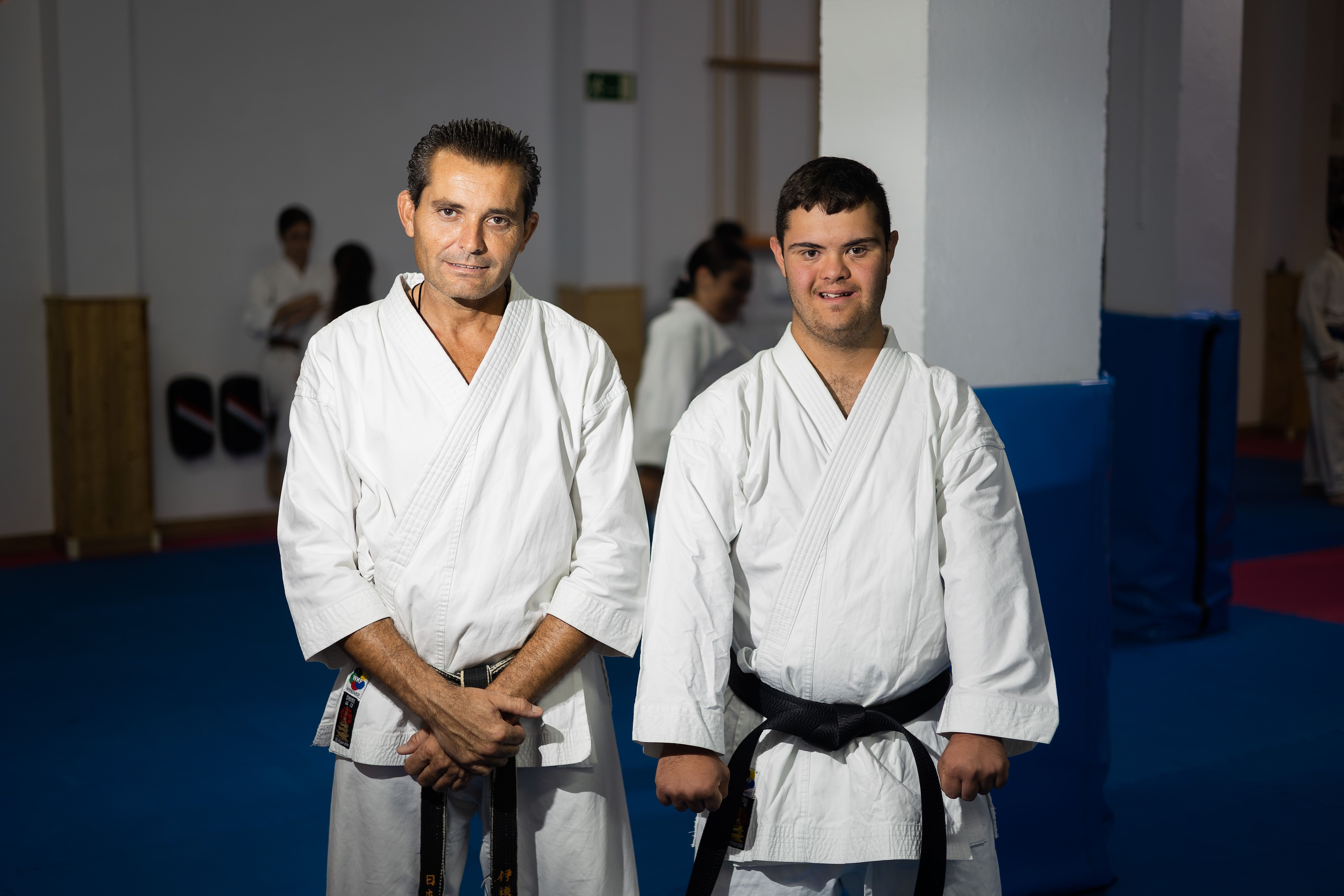 El campeón Israel junto a su sensei Ismael en el dojo.
