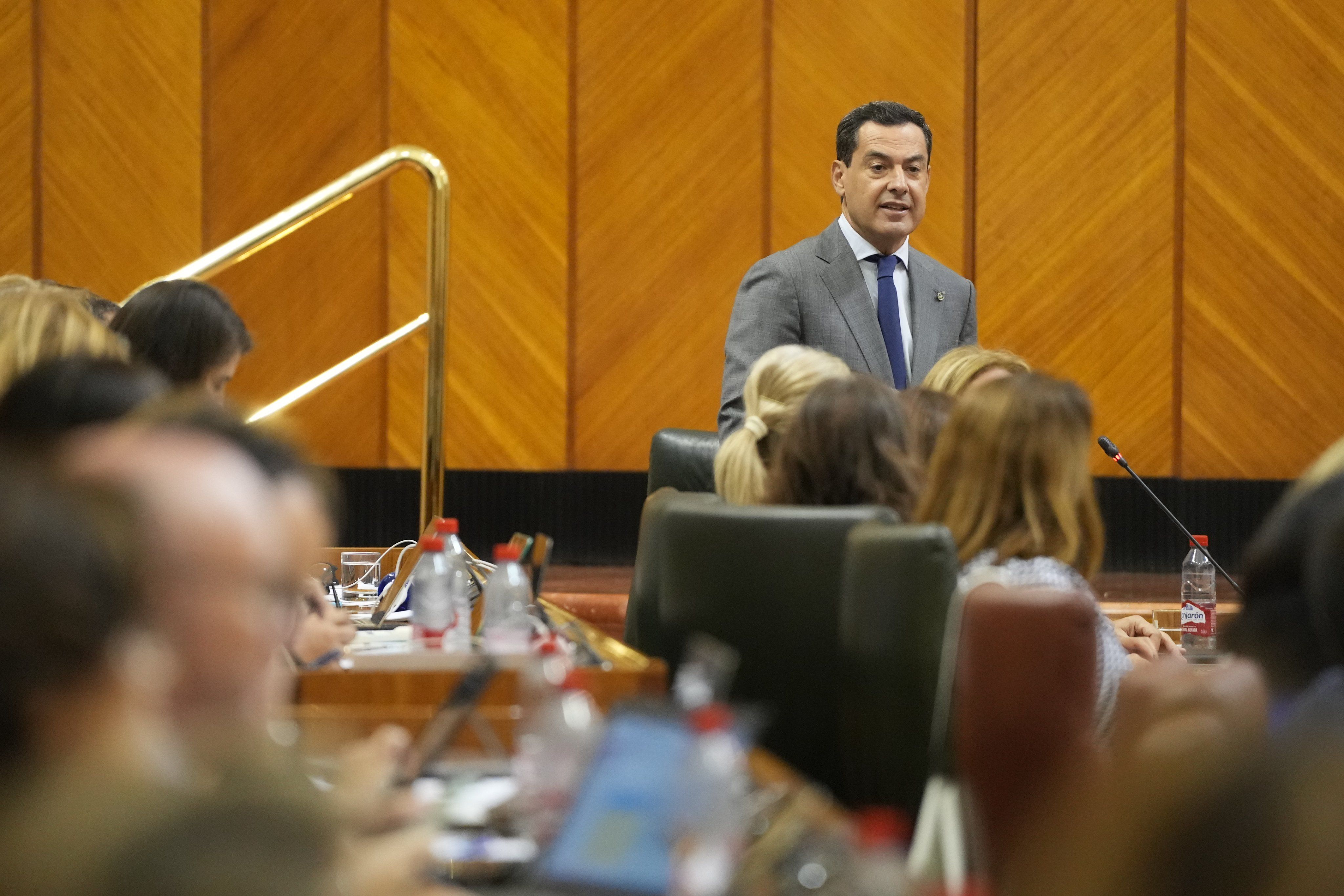 El presidente de la Junta, Juanma Moreno, en su intervención en el Parlamento.