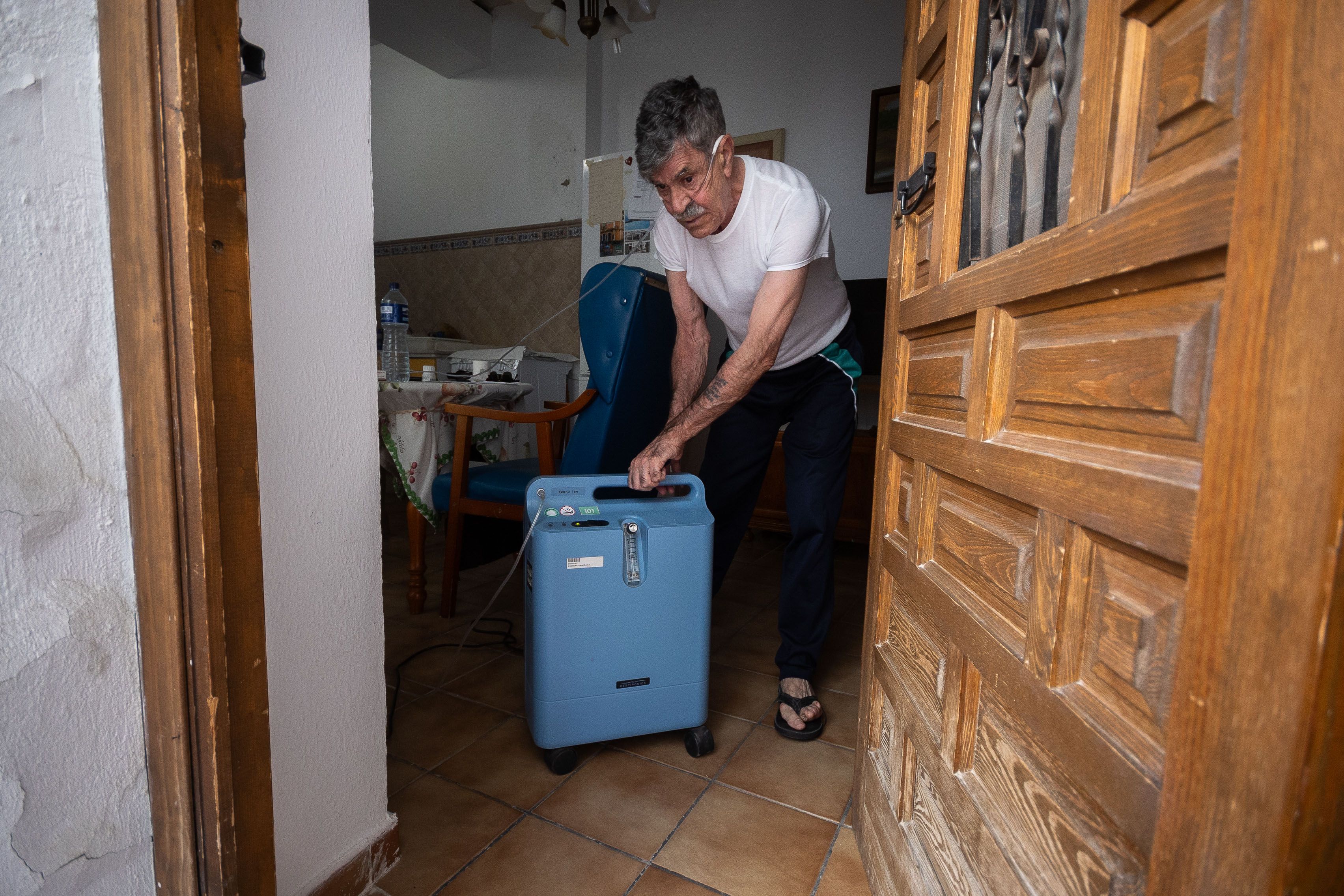 Manuel Moreno, con la máquina de oxígeno a la que vive pegado por sus problemas de pulmón.