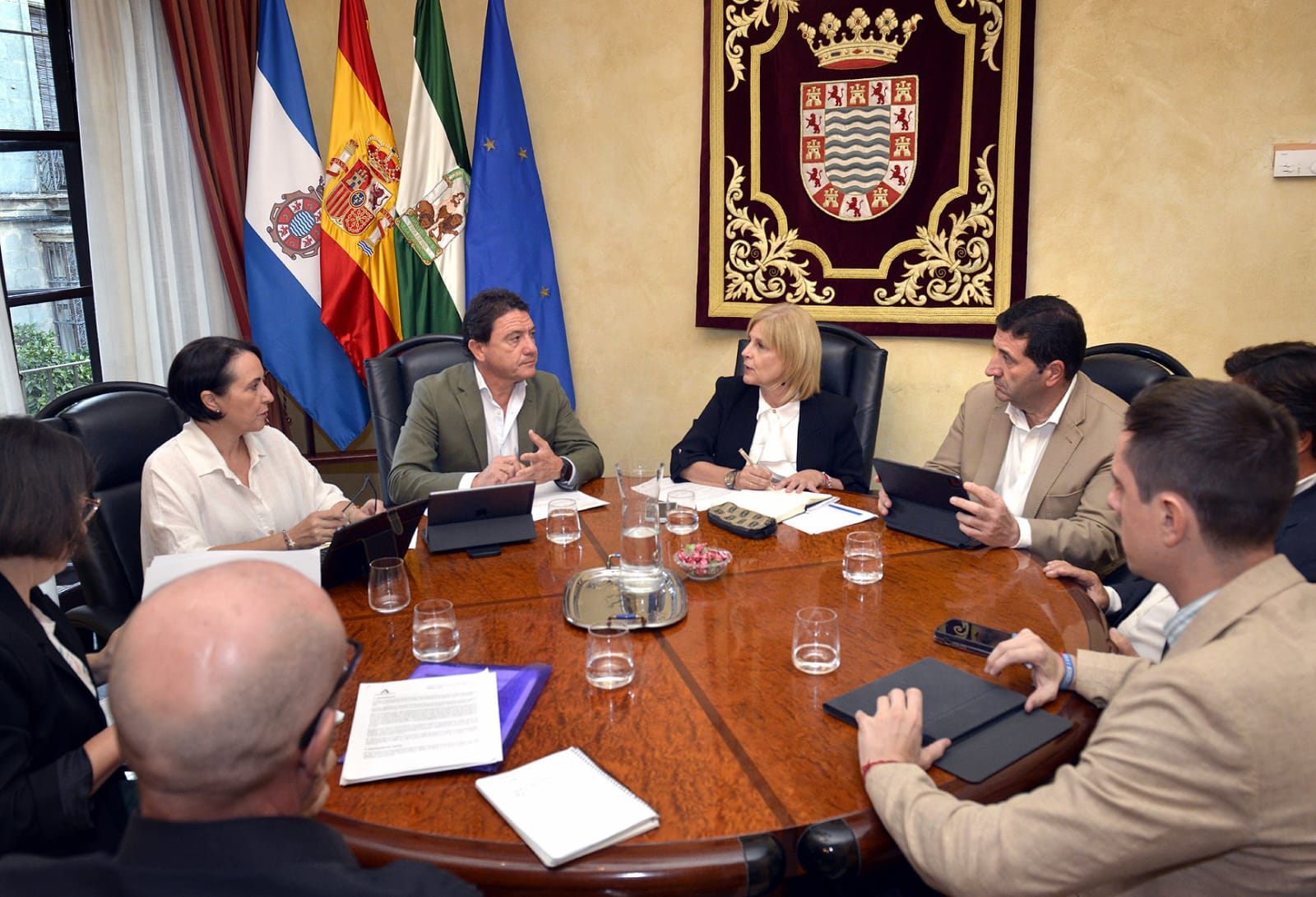 El delegado de Empleo, Empresa y Trabajo Autónomo de la Junta en Cádiz, Daniel Sánchez Román, que ha sido recibido por la alcaldesa, María José García-Pelayo; los tenientes de alcaldesa: Jaime Espinar y José Ignacio Martínez; y los concejales de Empleo, Nela García y Economía, Francisco Delgado, durante la reunión en el Consistorio.