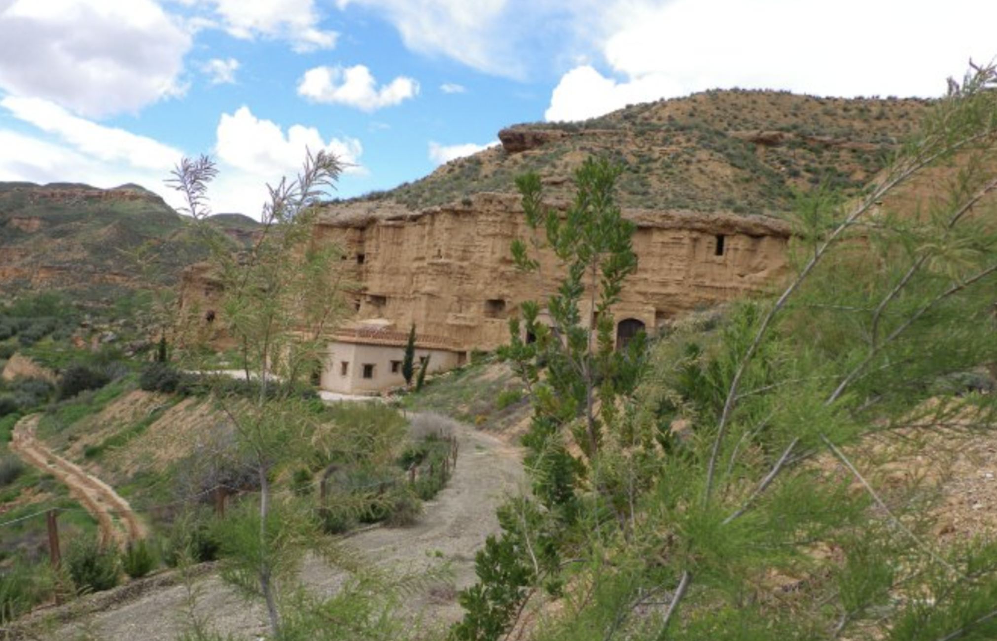 Hábitat troglodita Almagruz en Purullena, Granada. Hábitat troglodita Almagruz en Purullena, Granada.