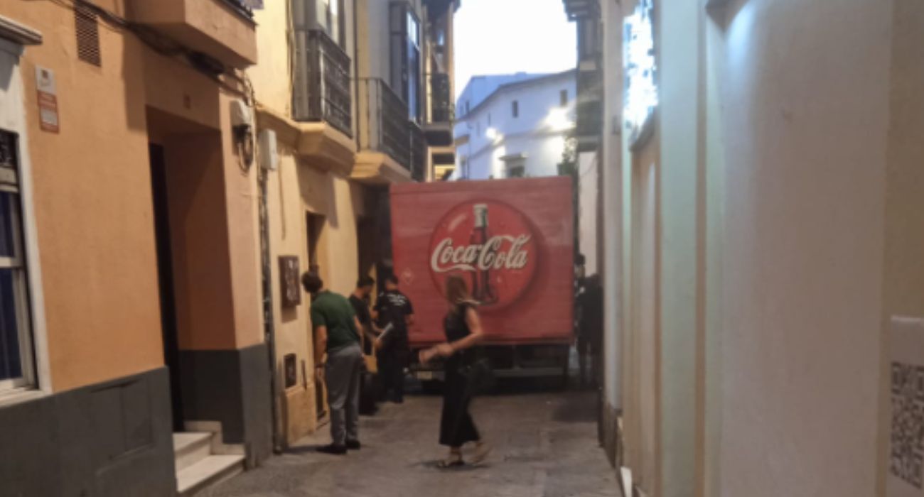 Un camión de reparto que quedó atascado en la calle Tornería de Jerez hace unos meses, una imagen para el recuerdo.