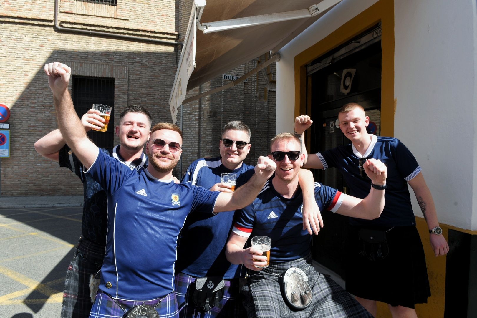 Aficionados de Escocia, en Sevilla los días previos al partido.