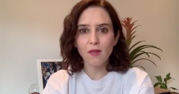La presidenta de la Comunidad de Madrid, Isabel Díaz Ayuso, en un vídeo grabado en su casa.