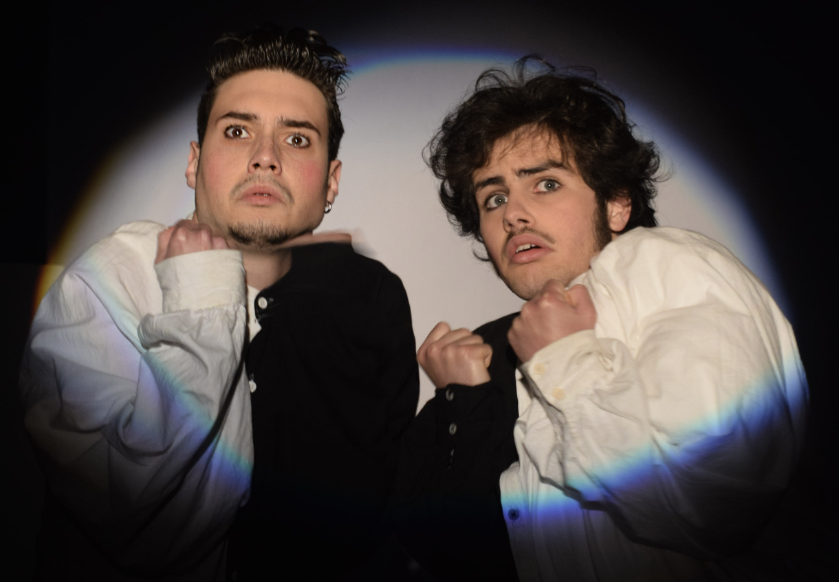 '¡Silencio, se piensa!', la nueva generación teatral de Jerez sube a Villamarta. En la imagen, los dos protagonistas del montaje.