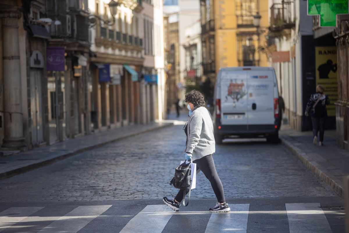 Una señora paseando por las calles de Jerez, durante el estado de alarma. FOTO: JUAN CARLOS TORO