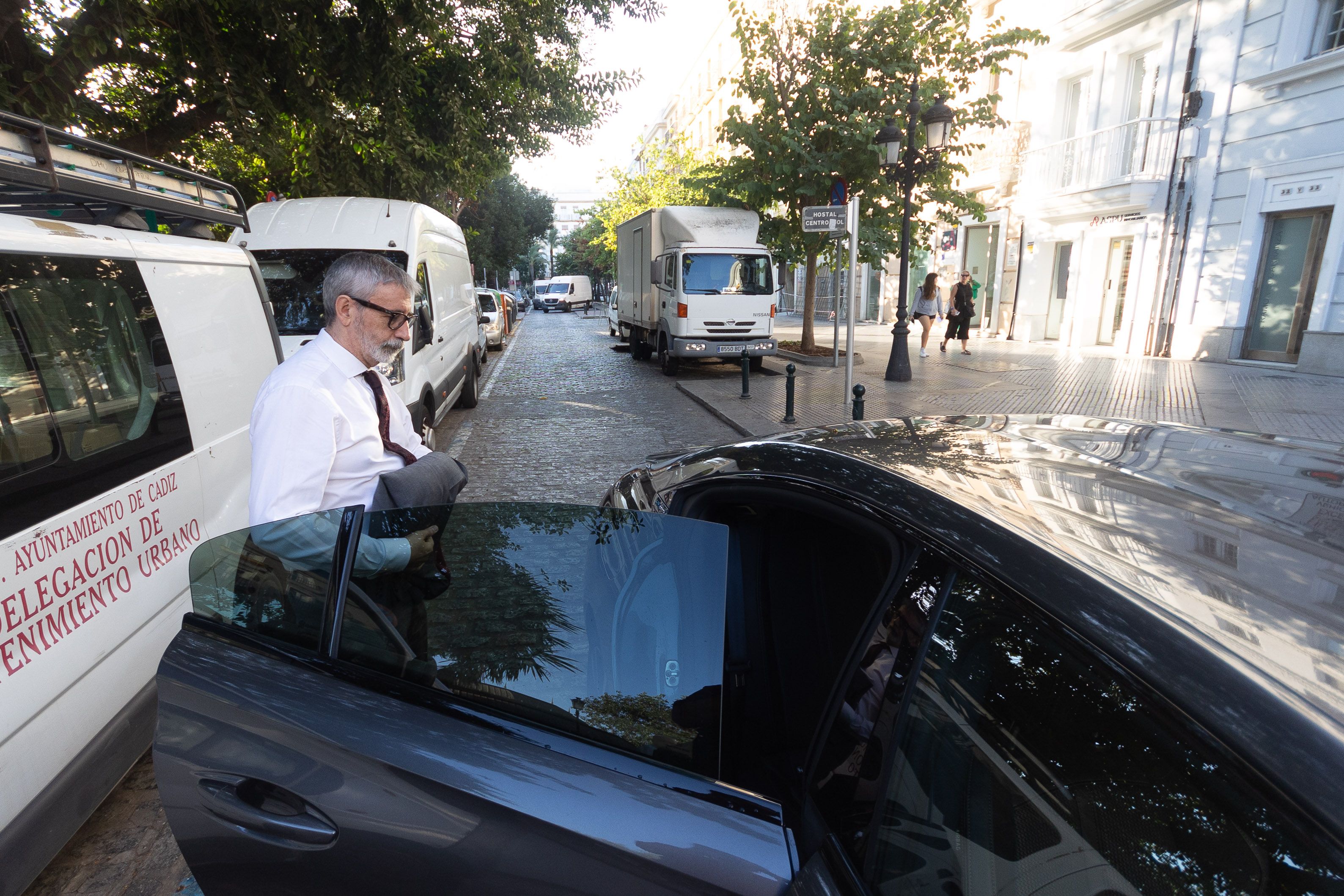 Francisco Piniella entra en el coche oficial tras pasar por una notaría en Cádiz.