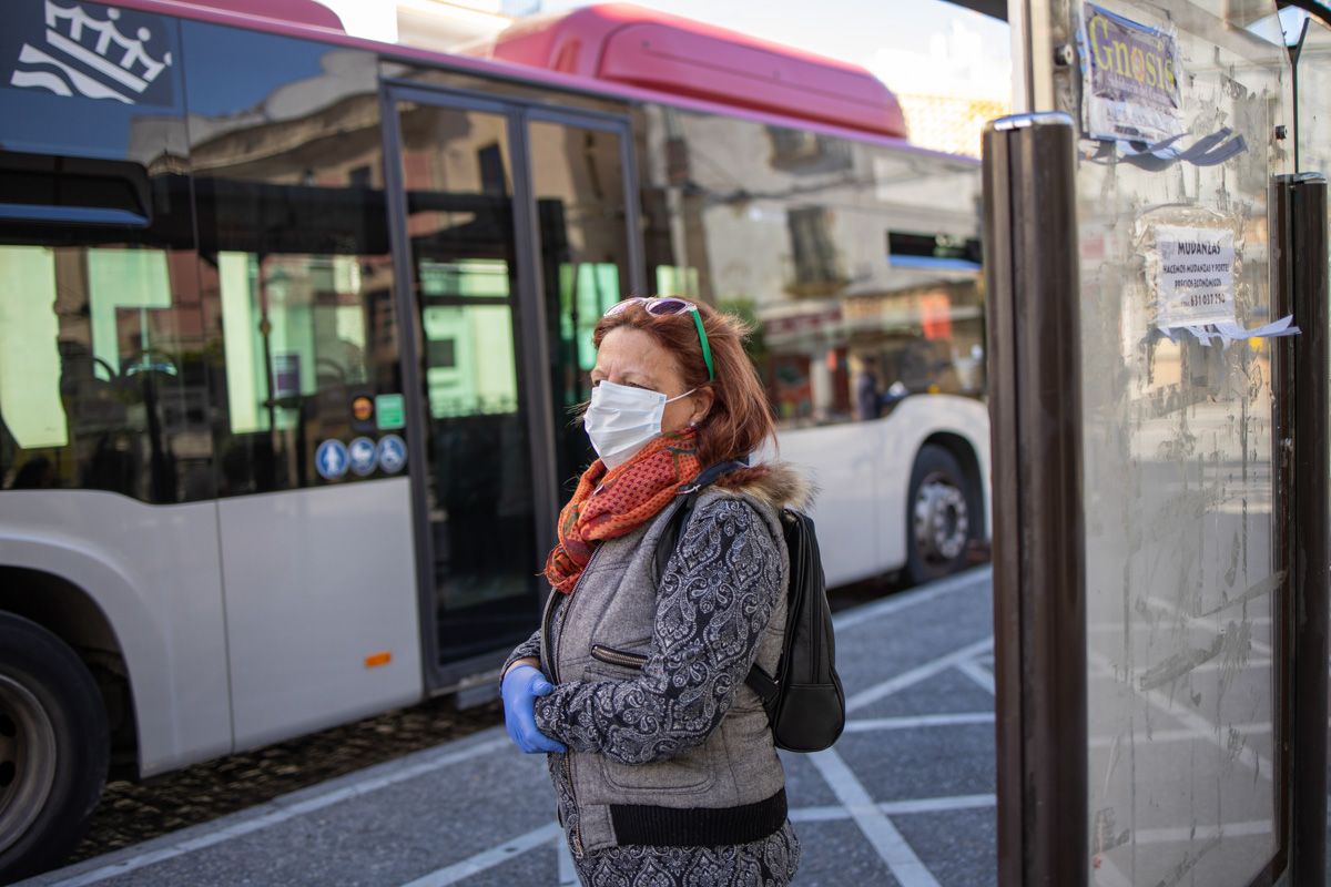 Una mujer espera al autobús esta semana en plaza Esteve, en el centro de Jerez. FOTO: JUAN CARLOS TORO