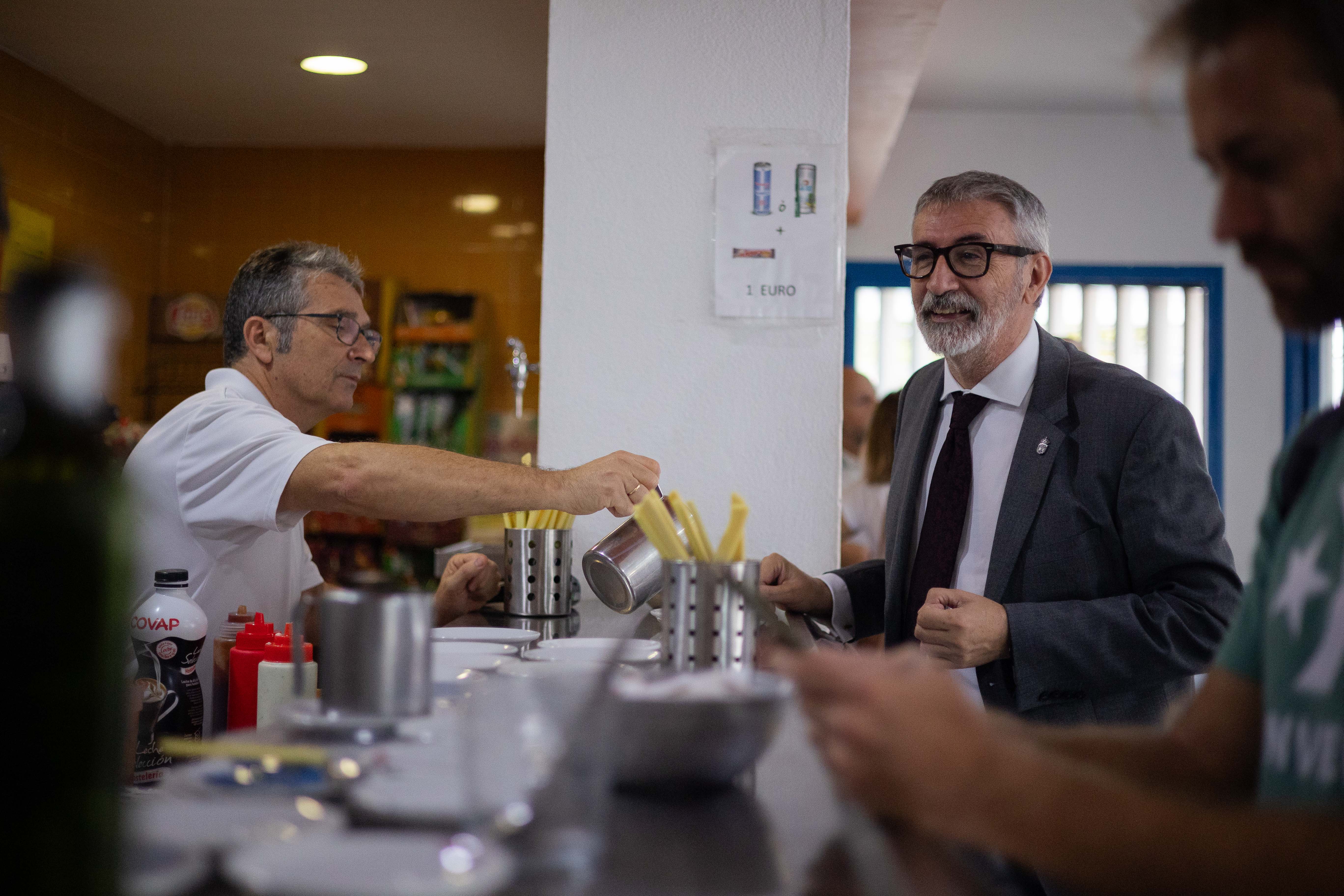 El rector bromea con los trabajadores de la cafetería de la Escuela de Ingenería de Algeciras antes de su último acto oficial.