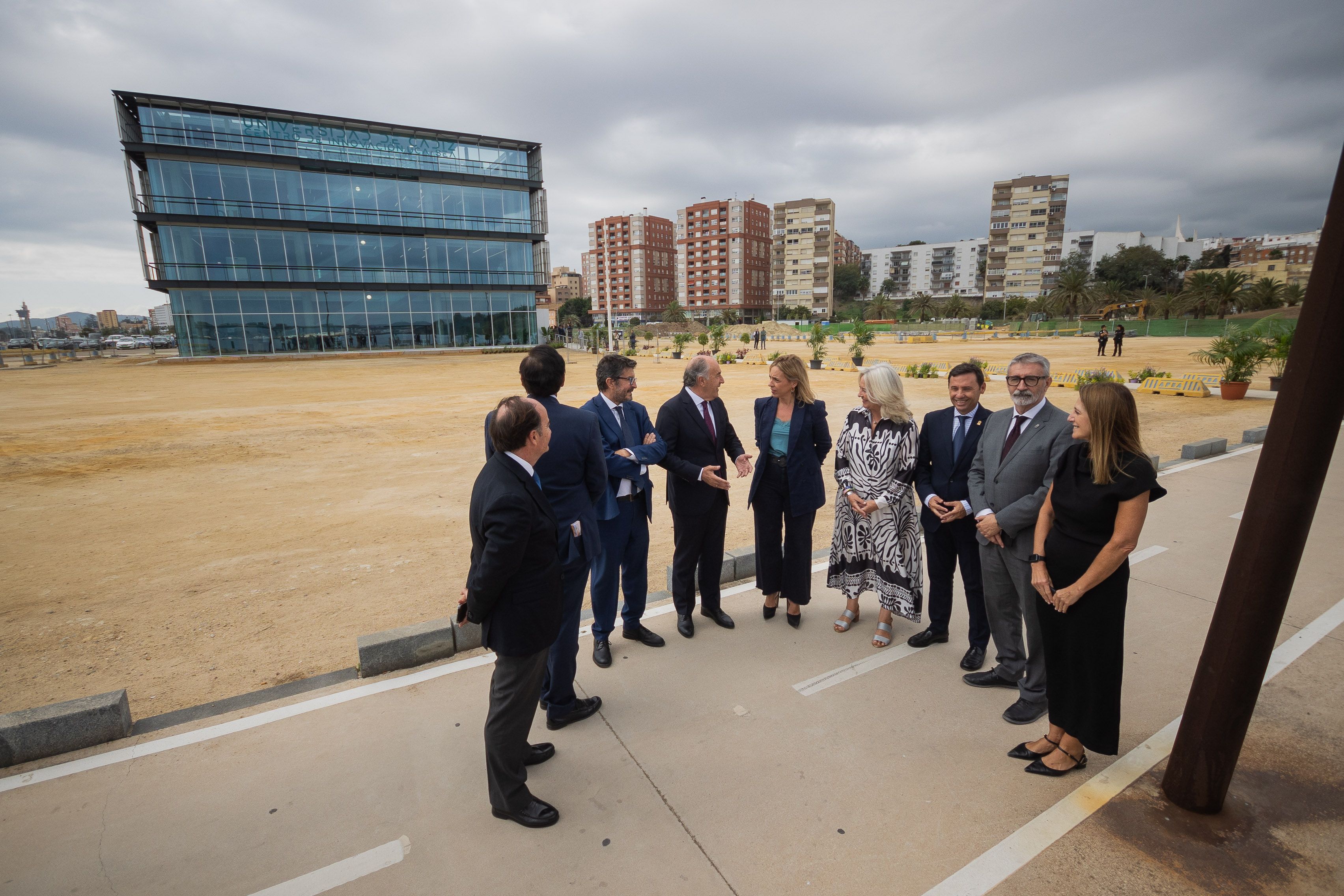 Autoridades locales y provinciales en la inauguración de un centro de investigación en el puerto de Algeciras.