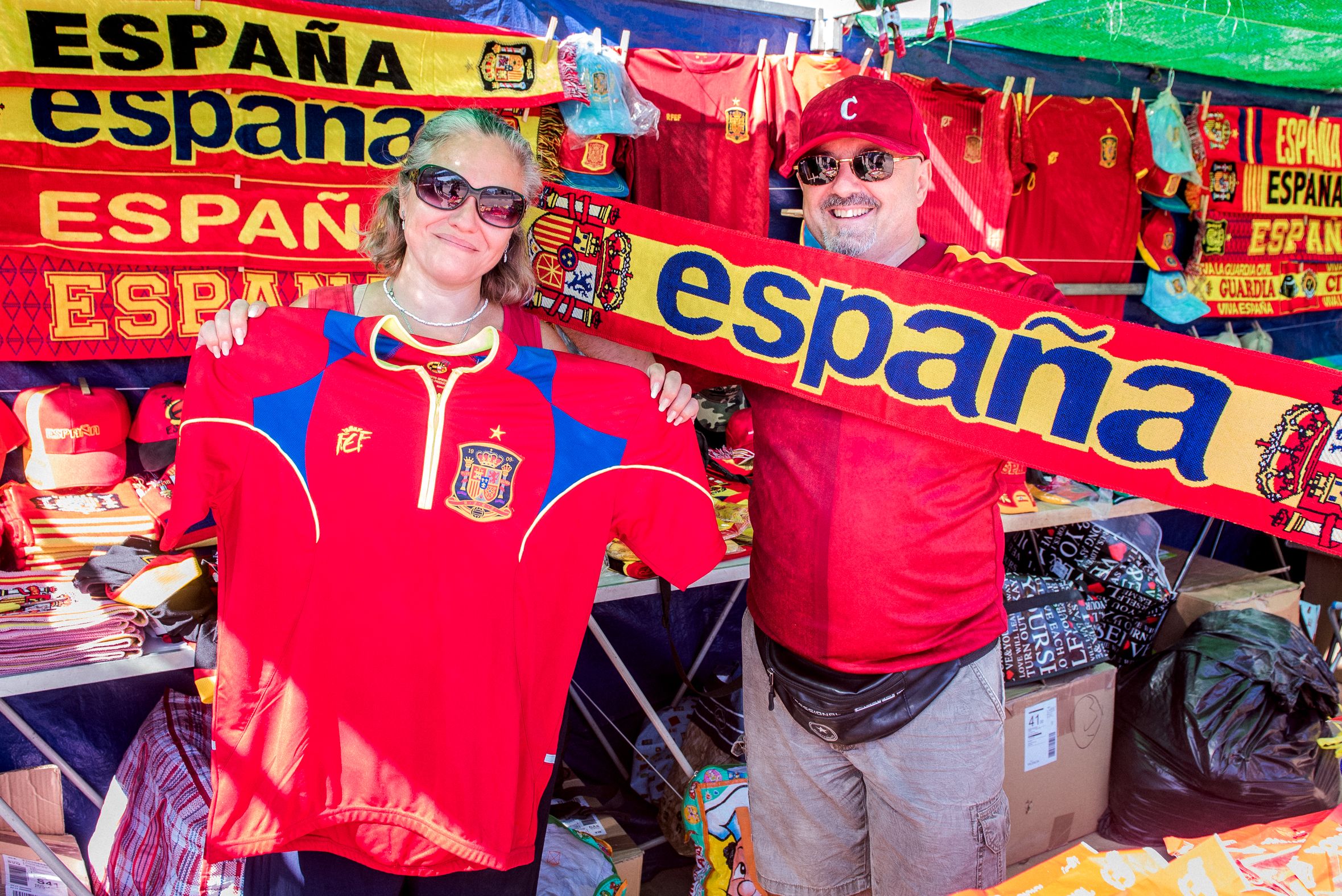 Jose, en un puesto con camisetas y bufandas de la Selección española, este 12 de octubre en La Cartuja.