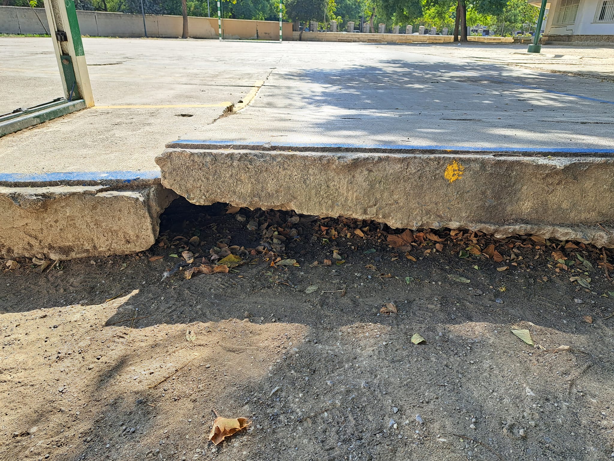 Un bordillo roto y en desnivel en el colegio de Jerez CEIP Antonio de Nebrija.