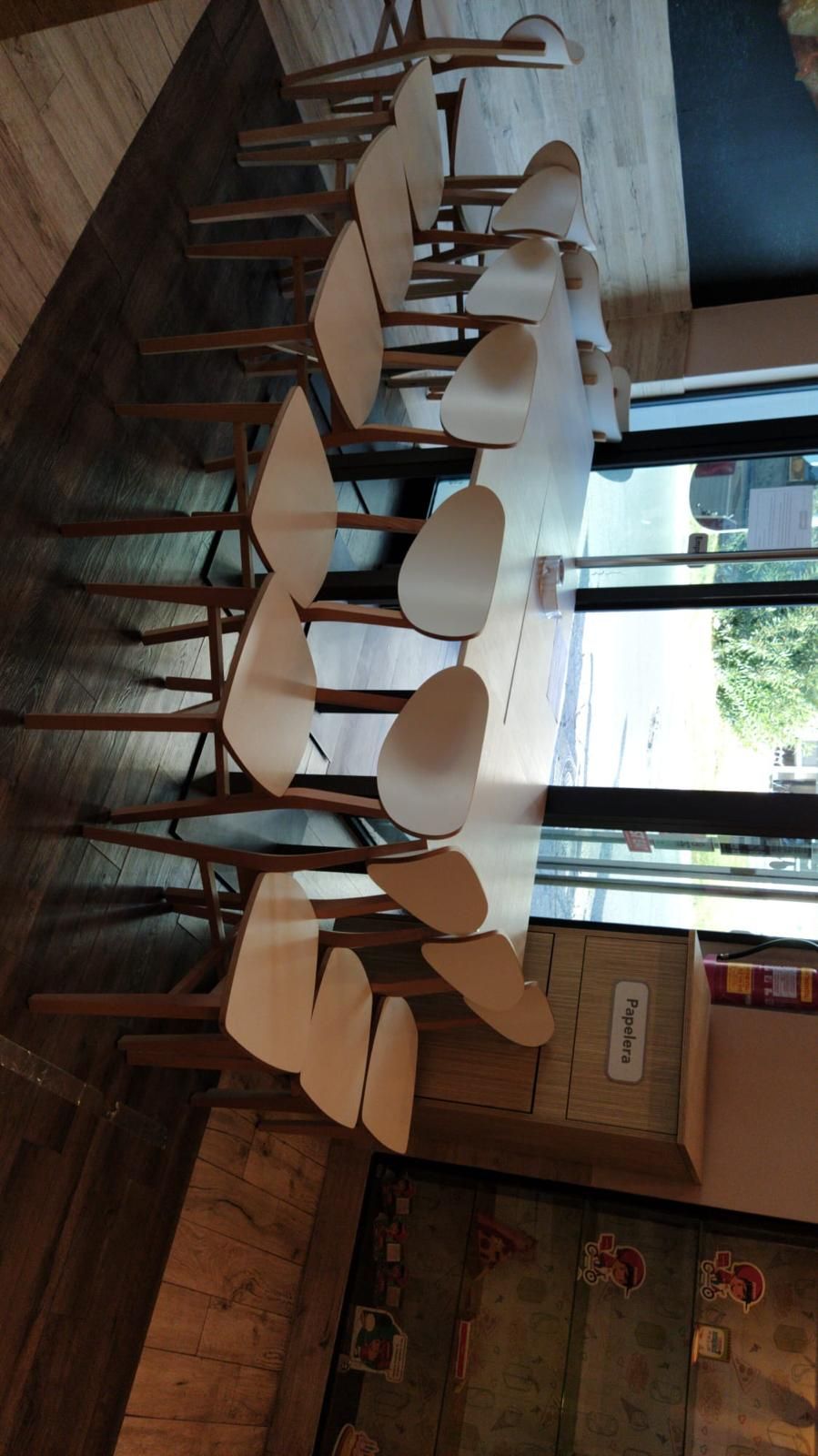 Sillas y mesas colocadas para evitar contactos en un Telepizza. 