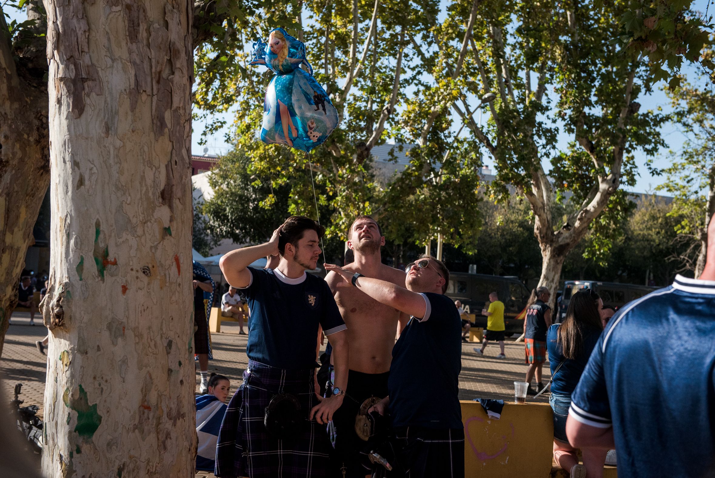 Escoceses sin camiseta en la previa del España-Escocia disputado en Sevilla.