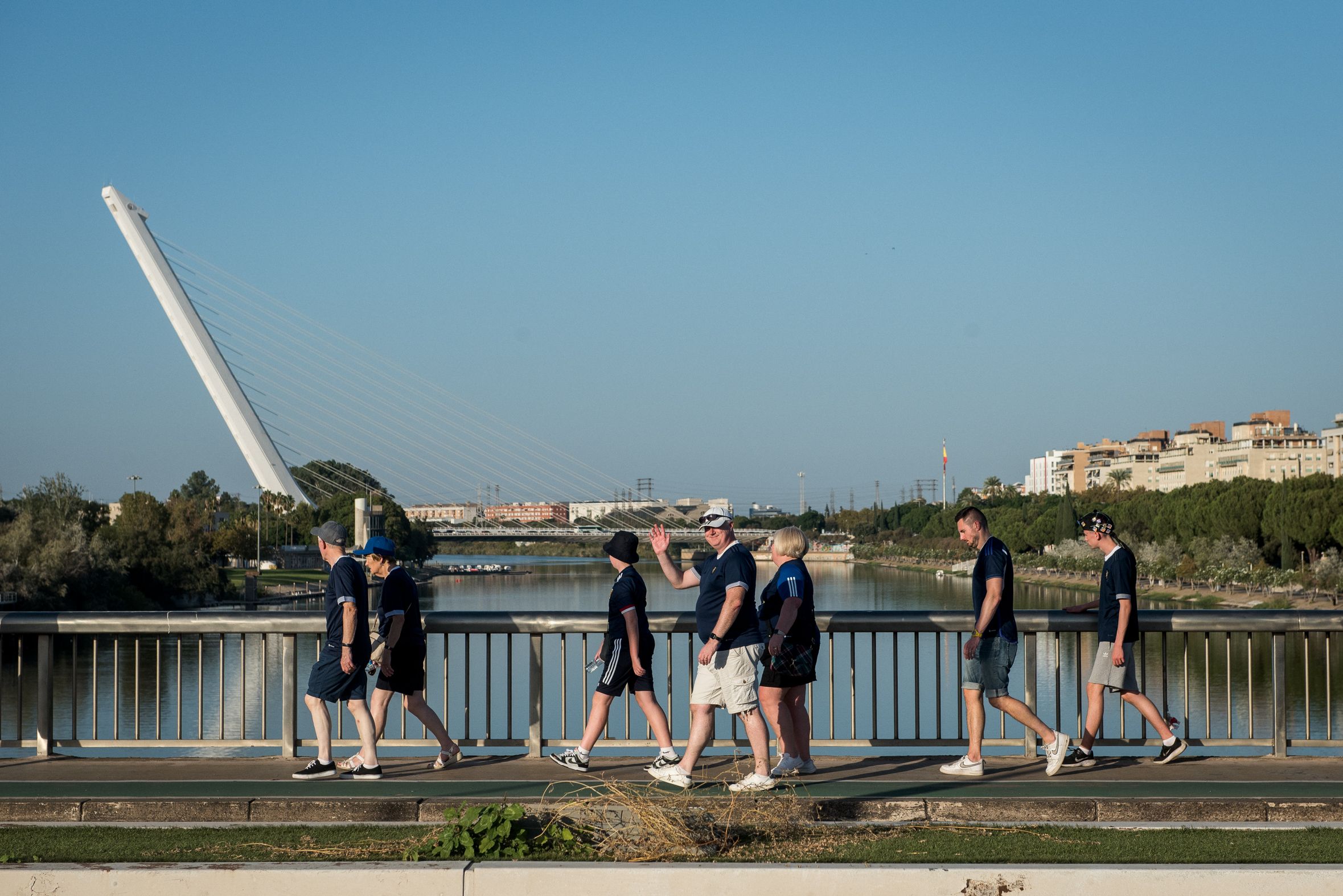 Aficionados cruzan hacia La Cartuja por la Barqueta.