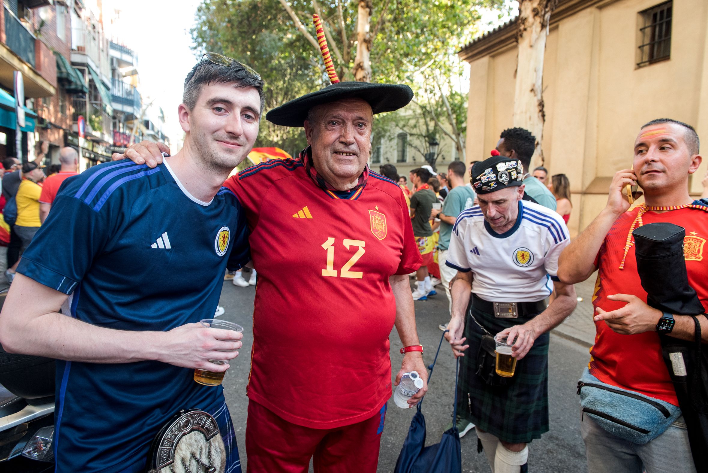 Hasta los escoceses se fotografiaron con Manolo el del Bombo.