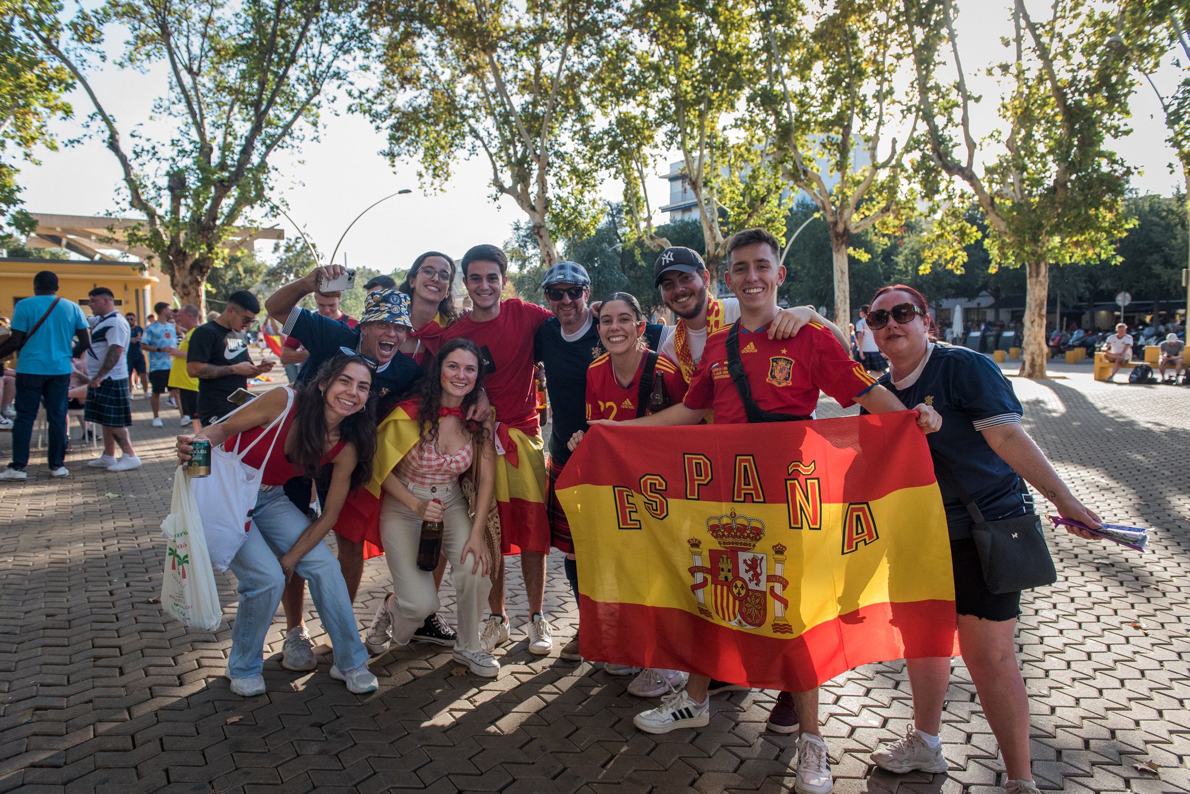 No faltaron españoles por las calles.
