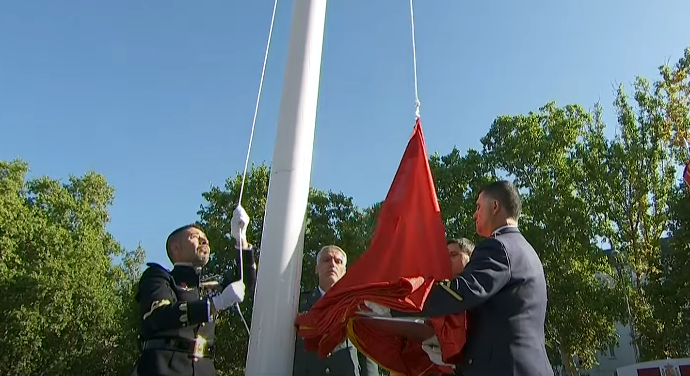 El militar jerezano que ha izado la bandera en el desfile del 12 de octubre en Madrid ante el rey, a la izquierda.