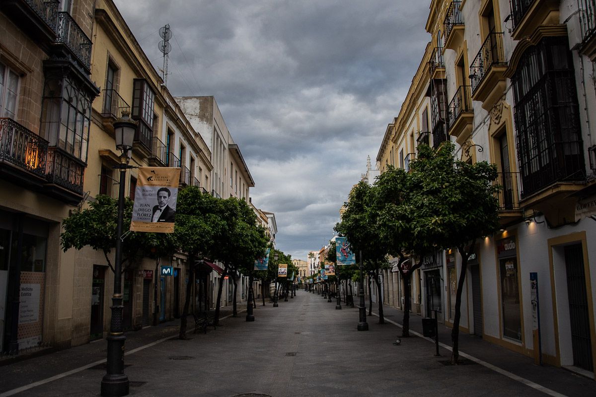 La calle Larga de Jerez, vacía por el estado de alarma. FOTO: MANU GARCÍA