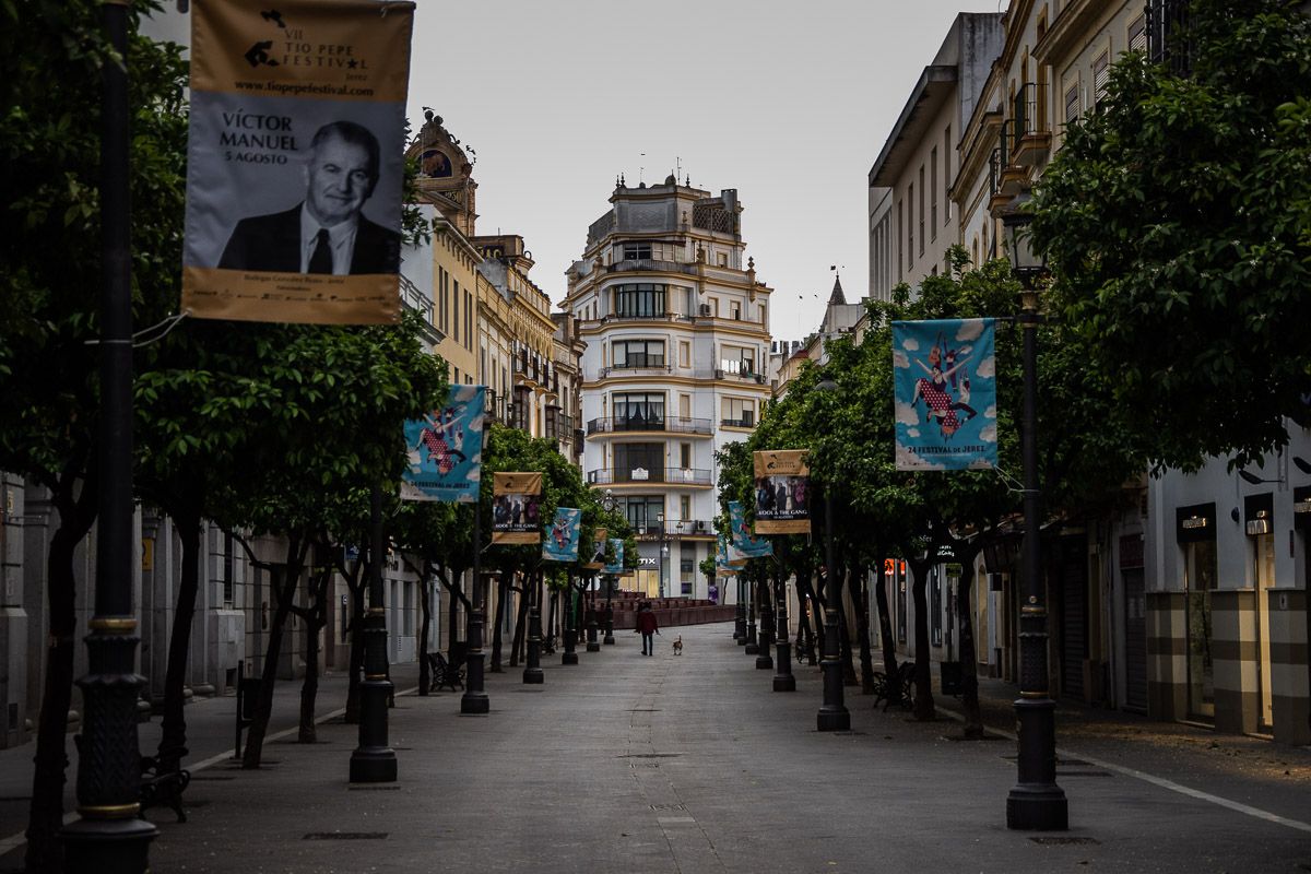 La calle Larga, vacía durante el estado de alarma. FOTO: MANU GARCÍA