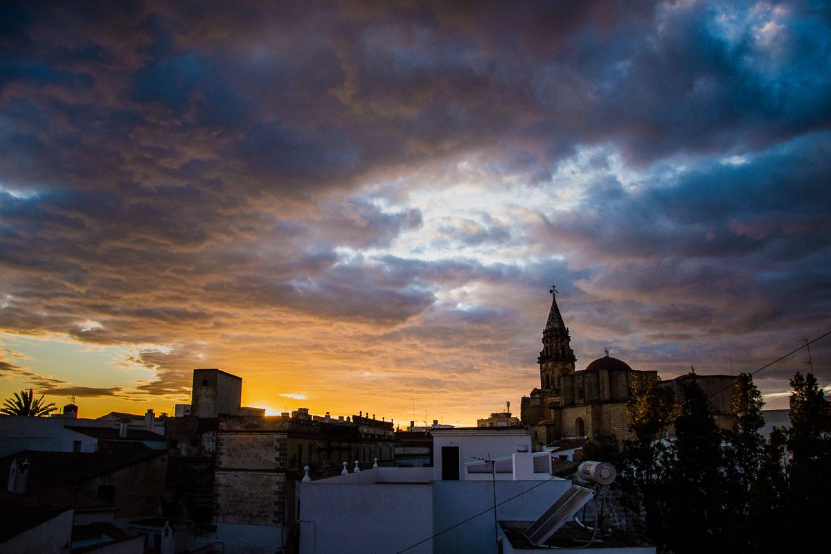 El cielo anaranjado, durante el lunes de cuarentena. FOTO: MANU GARCÍA