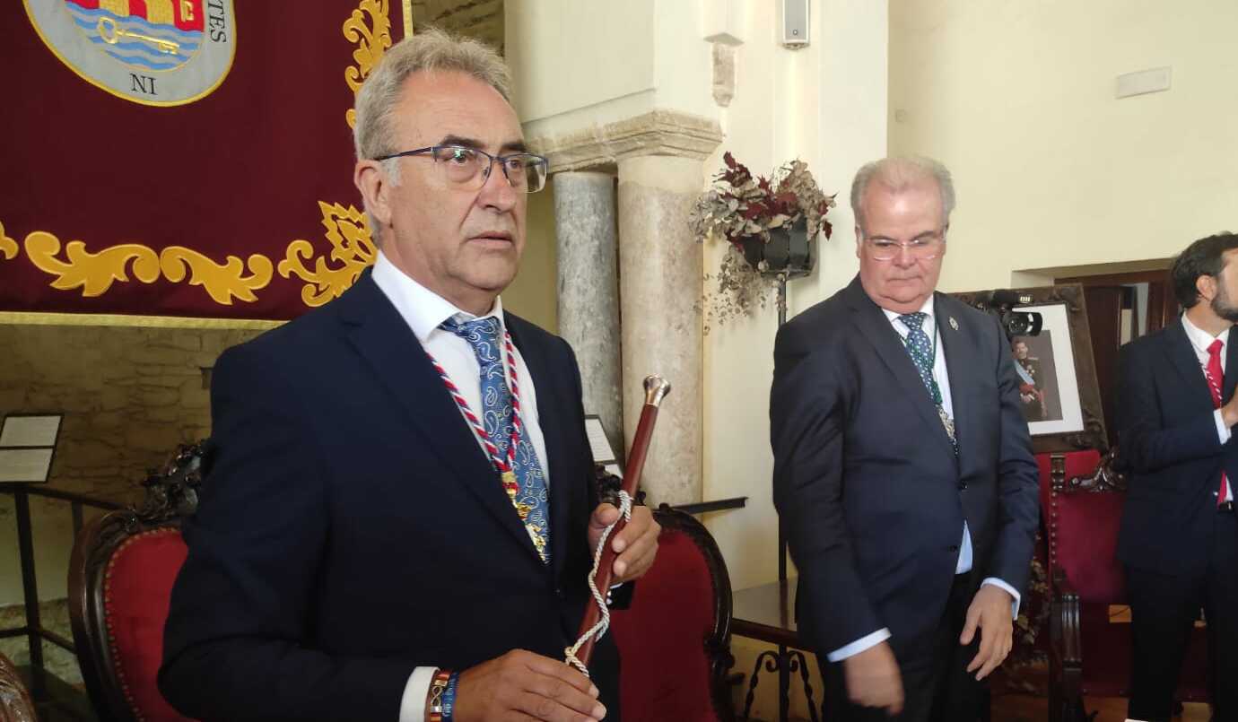 José Antonio Santos, alcalde de Tarifa, a la izquierda, en su investidura.