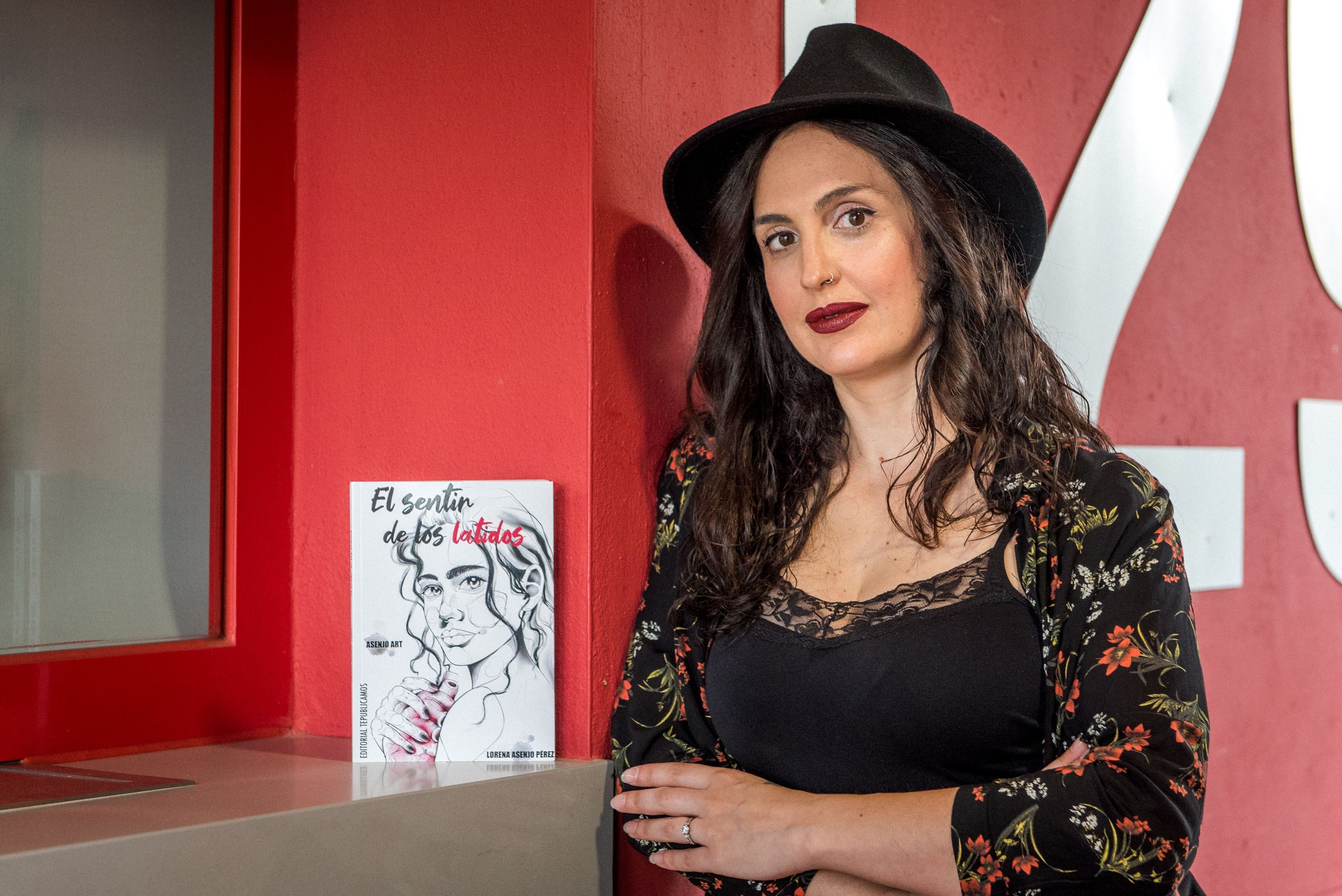 La artista turolense afincada en Sevilla, Lorena Asenjo, con su poemario ilustrado.