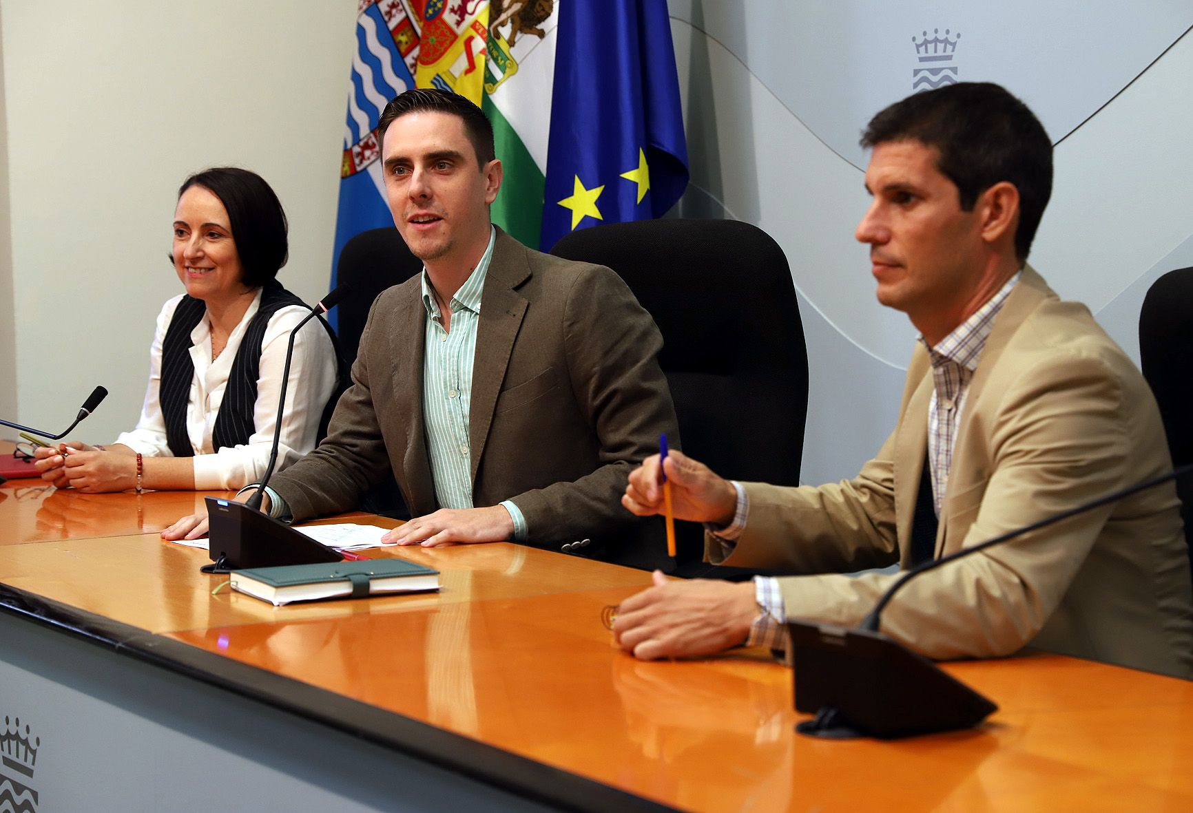 Los delegados Espinar y García junto al responsable de Ecovidrio dando a conocer los detalles del acuerdo.