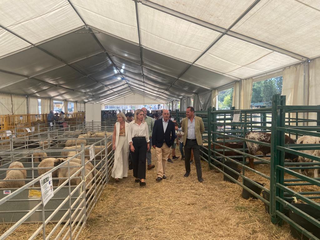 Martínez, autoridades locales y organizadores visitando la Feria Ganadera de Benaocaz.