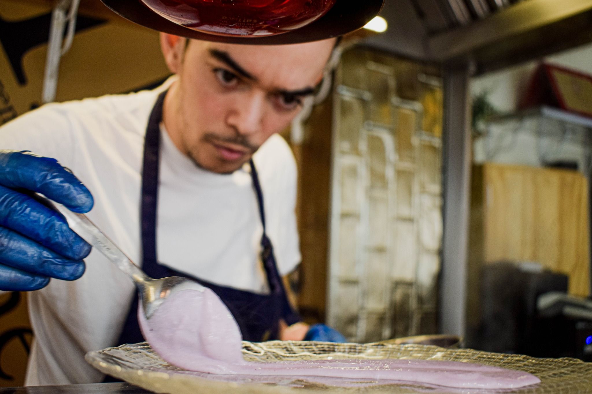 Un miembro del equipo de ConFusione, en la cocina abierta a la vista de los comensales.
