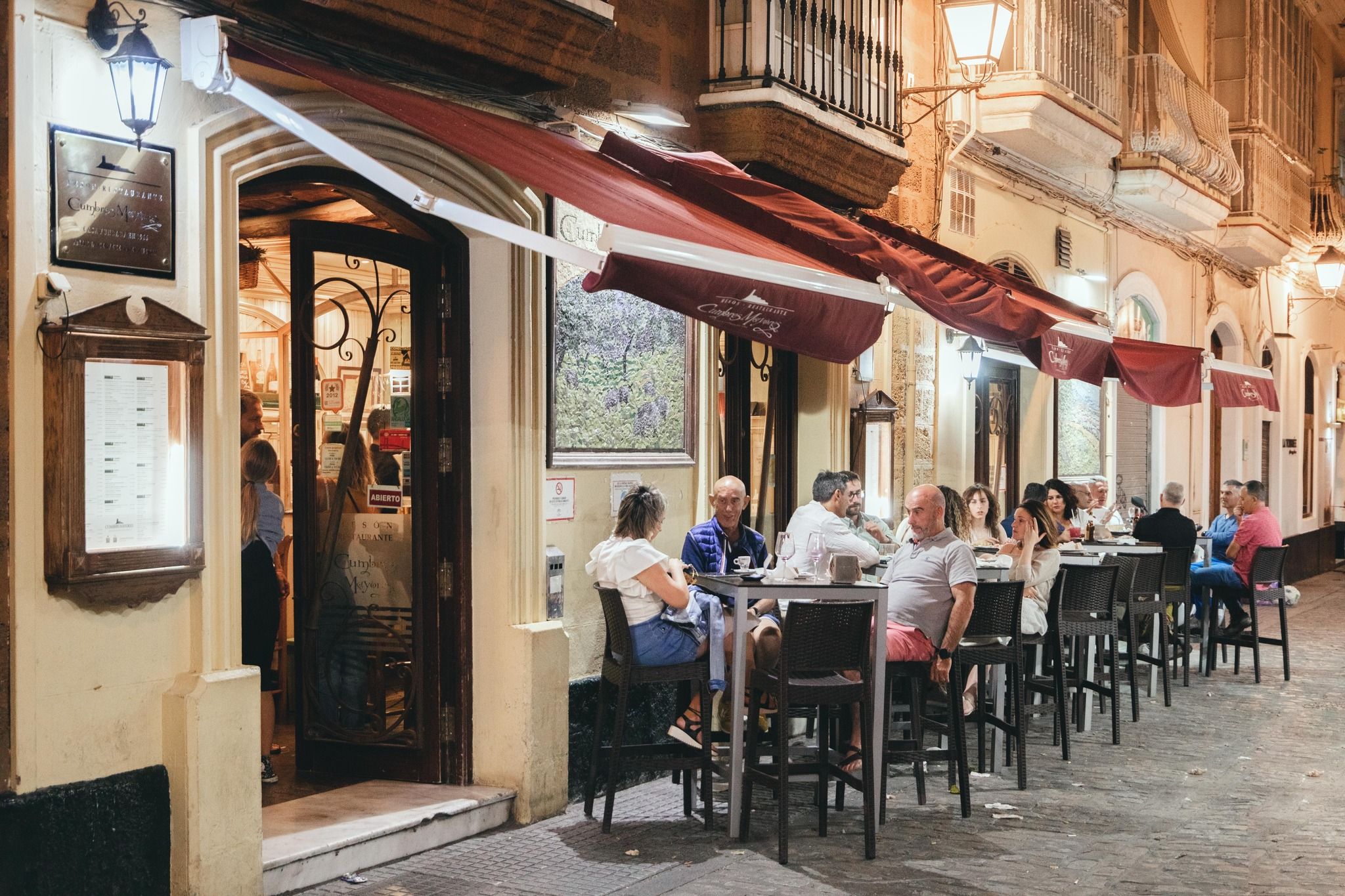 Acceso y terraza de Cumbres Mayores, en la calle Zorrilla que desemboca en el campo de regatas. Acceso y terraza de Cumbres Mayores, en la calle Zorrilla que desemboca en el campo de regatas.