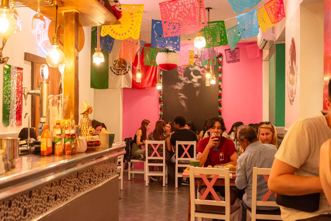Colorida imagen de Santa Catrina durante la celebración de una festividad mexicana.