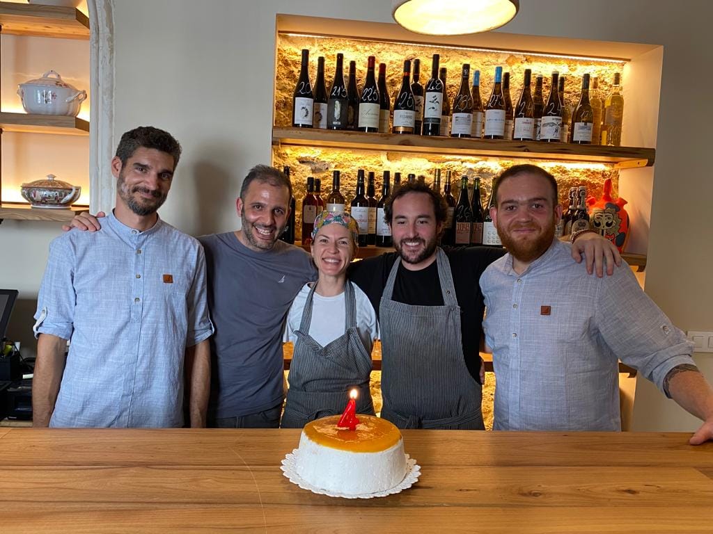 El equipo de Almanaque durante la celebración del cuarto aniversario del local este verano.