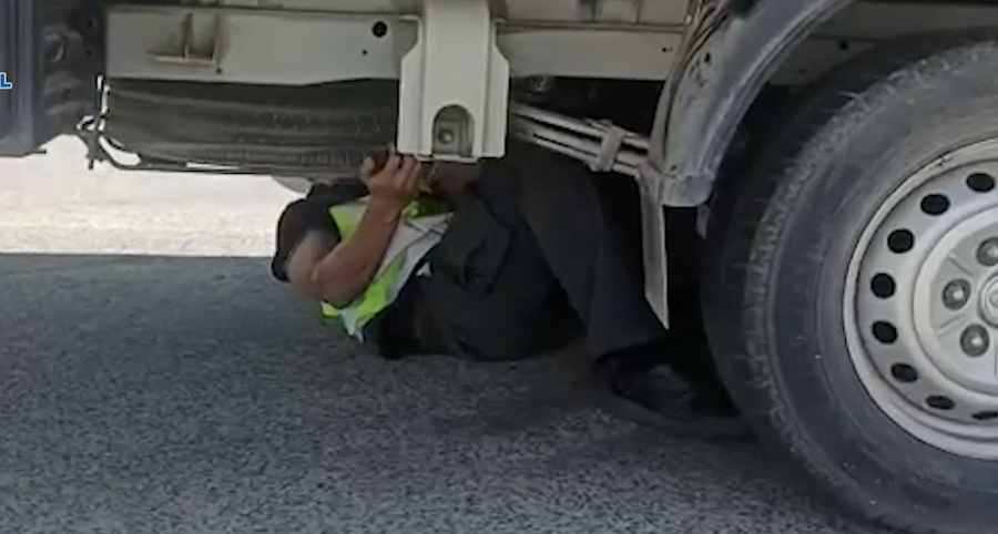 Un agente de Policía Nacional en uno de los camiones que transportaban inmigrantes.