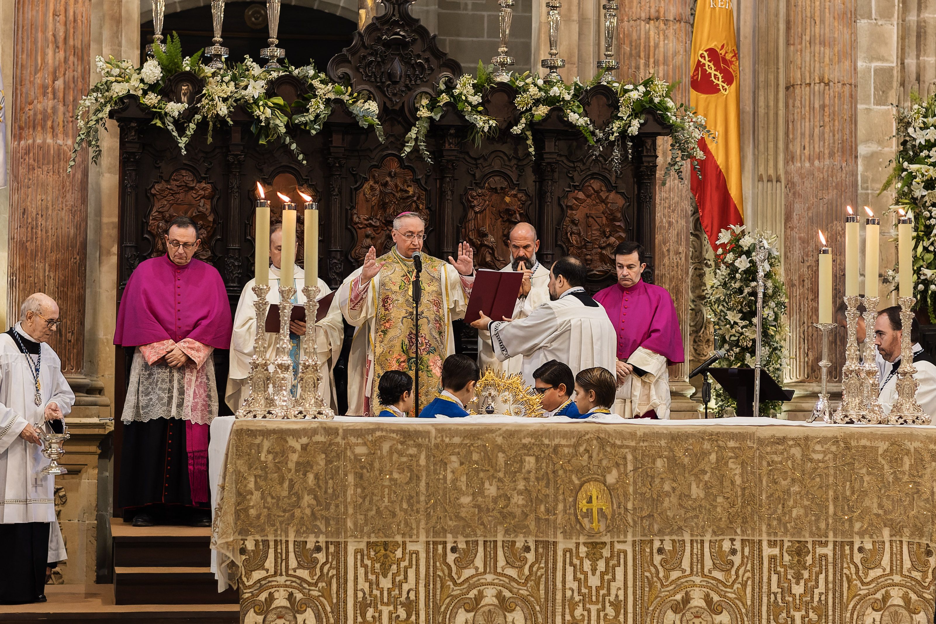 El obispo durante la celebración en el momento de bendecir la corona.      CANDELA NUÑEZ 