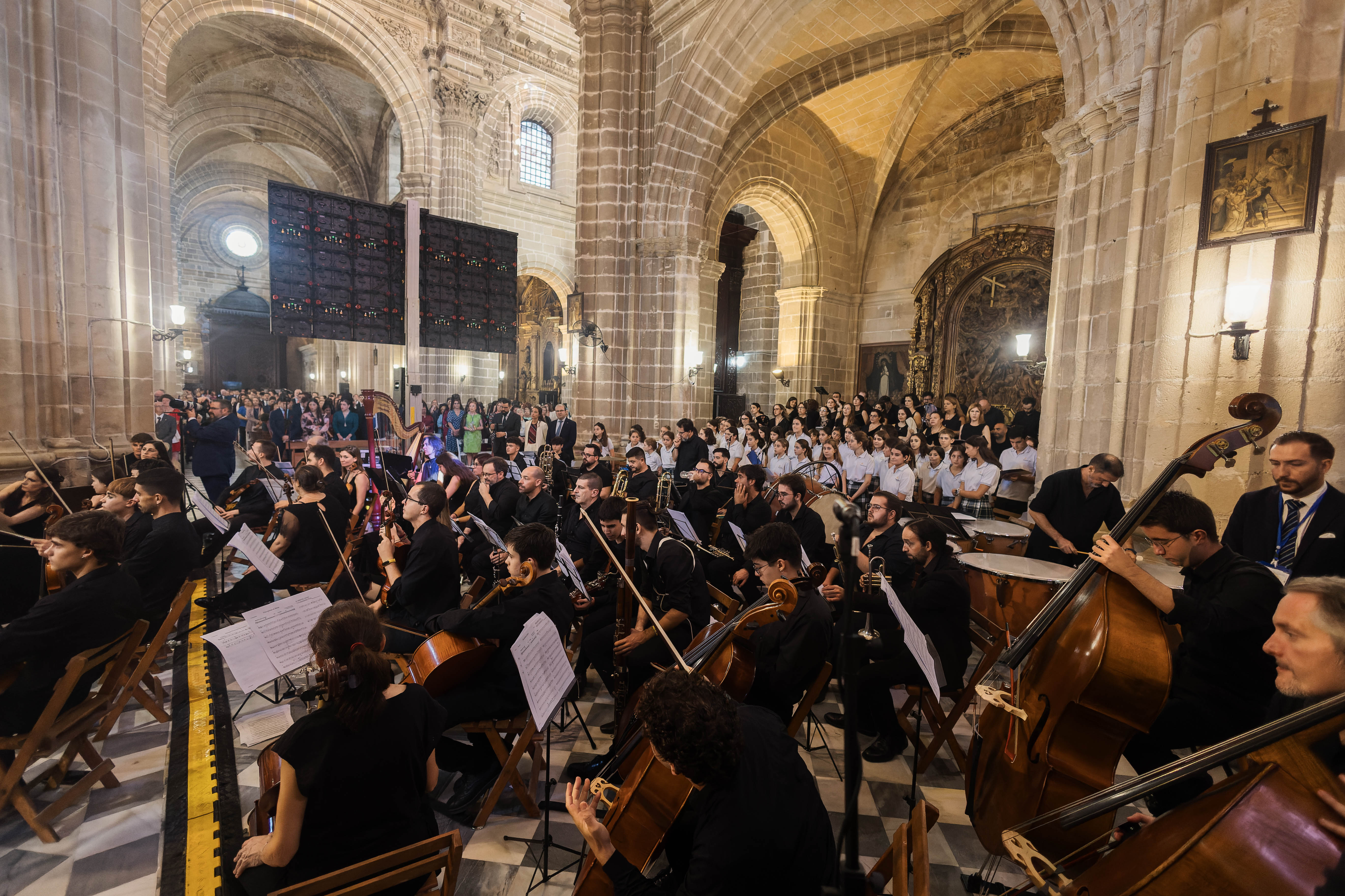 Orquesta y coro catedralicios y la escolanía del colegio Montaigne en plena actuación.      CANDELA NUÑEZ 