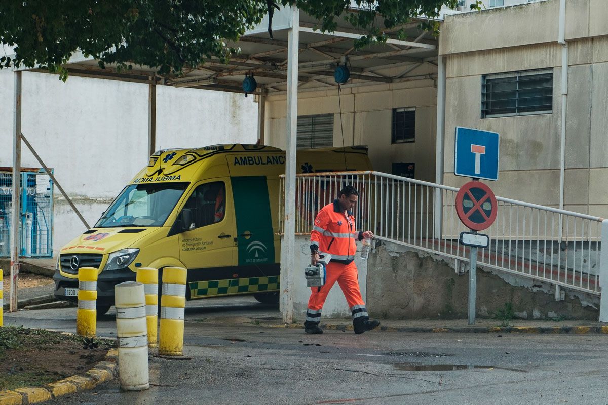 Ambulancia en el Hospital de Jerez, en una imagen reciente. FOTO: CANDELA NÚÑEZ